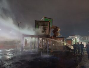 ÇOCUKLARIN ISINMA AMAÇLI YAKTIKLARI ATEŞ PARKI KÜLE ÇEVİRDİ