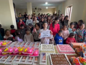 HEDİYE KABUL ETMEDİLER, KÖY OKULUNA PASTA GÖNDERDİLER