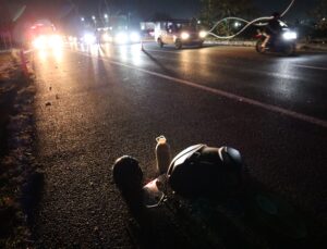 AYDINLATMA DİREĞİ 4 MOTOSİKLET SÜRÜCÜSÜNÜN ÜZERİNE DÜŞTÜ