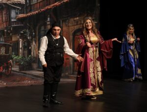 ÜNLÜ OYUNCU’DAN VAHAP AKAY’A ÇAĞRI