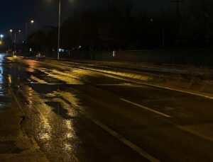 IŞIKSIZ CADDE, SÜRÜCÜLERE ZOR ANLAR YAŞATIYOR