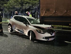 OTOMOBİL, TIRA ARKADAN ÇARPTI