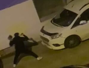 PARK HALİNDEKİ ARACA KALDIRIM TAŞI FIRLATTI