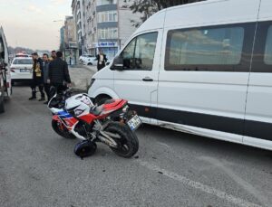 PARK HALİNDEKİ ARACA ÇARPAN MOTOSİKLET SÜRÜCÜSÜ YARALANDI