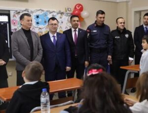 BAŞKAN ÇETİN, ÖĞRENCİLERİN KARNE SEVİNCİNE ORTAK OLDU