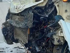 MİNİBÜSLE KAMYON ÇARPIŞTI: 1 YARALI