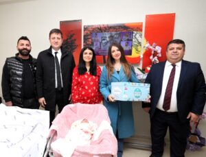 BAŞKAN AKAY’DAN DEDE AİLESİ’NE HOŞ GELDİN BEBEK ZİYARETİ