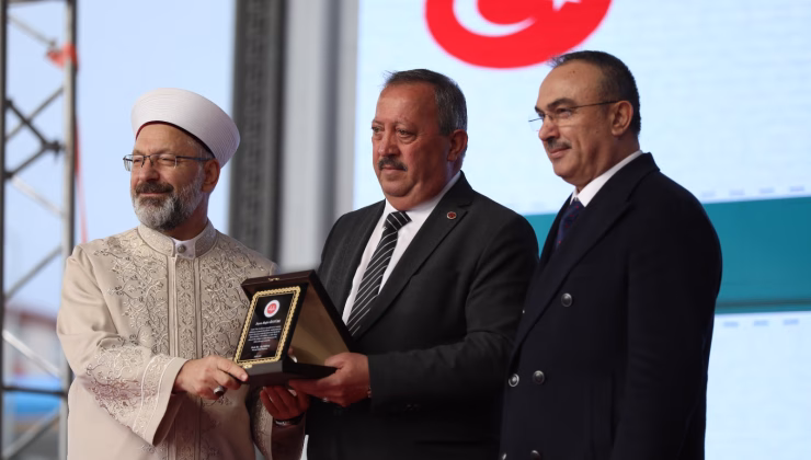 SİNOPLU HAYIRSEVER İŞ İNSANINA PLAKET TAKDİM EDİLDİ