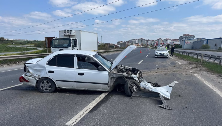 BARİYERLERE ÇARPAN OTOMOBİL, YOL ÜZERİNDE TERS DÖNDÜ: 1 YARALI