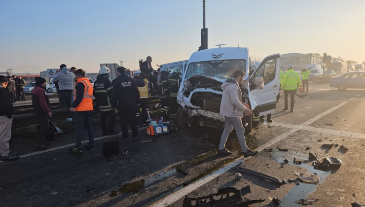 İKİ SERVİS ÇARPIŞTI: 18 YARALI