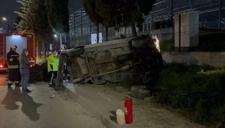 KALDIRIMA ÇIKARAK YAN DÖNEN OTOMOBİLDEKİ 2 KİŞİ YARALANDI