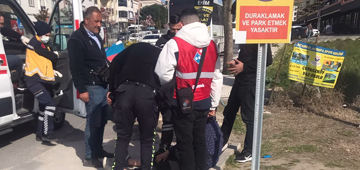İŞÇİ SERVİSİNE ÇARPAN KURYE YARALANDI
