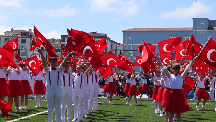 ÇERKEZKÖY’DE 23 NİSAN DOYASIYA KUTLANDI