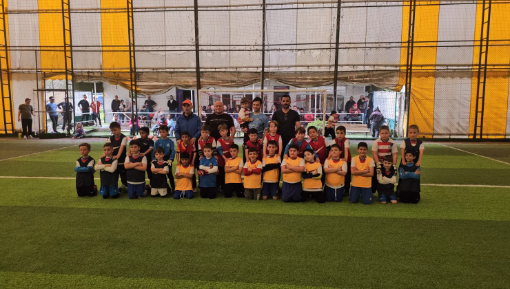 İLÇE EMNİYET MÜDÜRÜ VATANEL, HALI SAHADA MİNİK SPORCULARLA MAÇ YAPTI