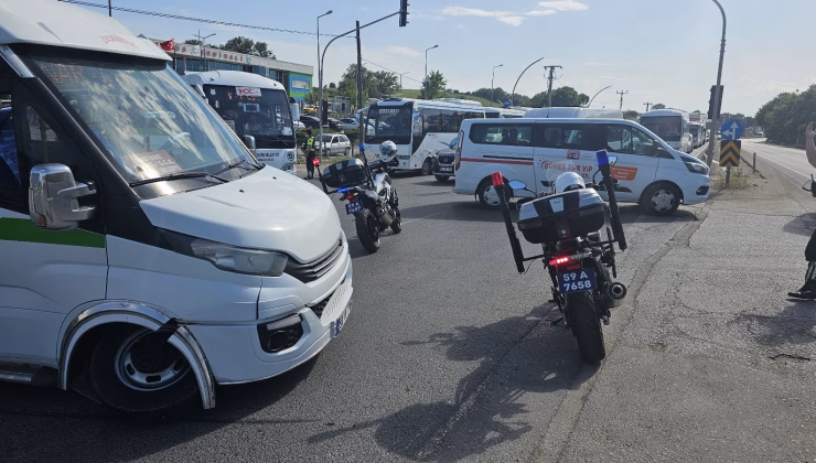 DÖNÜŞ YAPAN MİNİBÜSÜN TEKERLEĞİ KOPTU