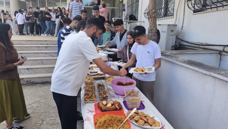 ANNELER, ÖĞRENCİLERE YEMEK İKRAM ETTİ