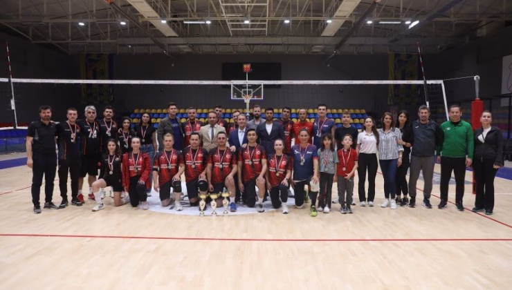 VOLEYBOL TURNUVASI SONA ERDİ