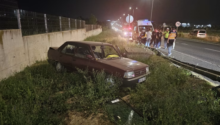 LASTİĞİ YERİNDEN ÇIKAN OTOMOBİL, REFÜJE SAVRULDU