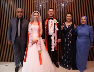 GÖRKEMLİ DÜĞÜNLE DÜNYALARINI BİRLEŞTİRDİLER