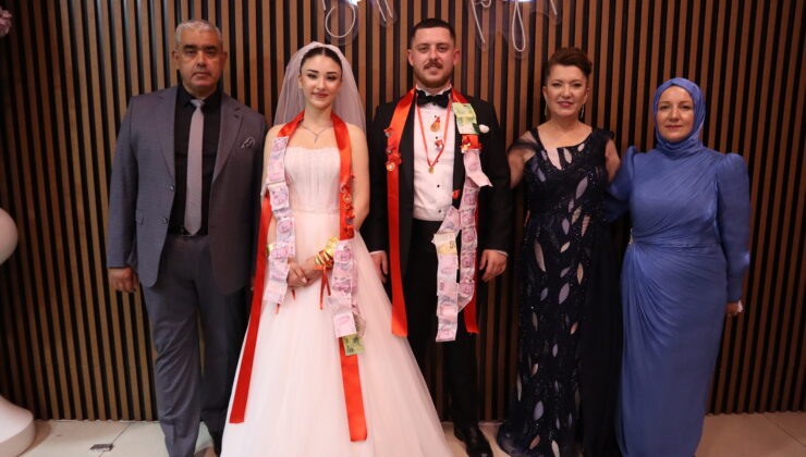 GÖRKEMLİ DÜĞÜNLE DÜNYALARINI BİRLEŞTİRDİLER