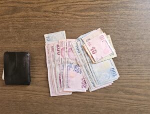 ÇOCUKLAR, BULDUKLARI PARAYI POLİSE TESLİM ETTİ