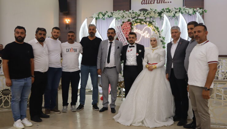 DİLLERE DESTAN DÜĞÜNLE DÜNYALARINI BİRLEŞTİRDİLER