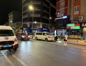 BEKÇİ BIÇAKLI SALDIRIDA YARALANDI