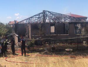 KAPAKLI’DA BİR EV, ÇIKAN YANGINDA TAMAMEN YANDI