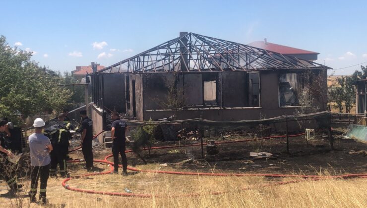 KAPAKLI’DA BİR EV, ÇIKAN YANGINDA TAMAMEN YANDI
