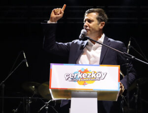 BAŞKAN AKAY, ESTİ GÜRLEDİ: “NAMUZSUZLARA KARŞI KORKMADAN MÜCADELE EDECEK BİRİLERİ VAR BU MEYDANDA”