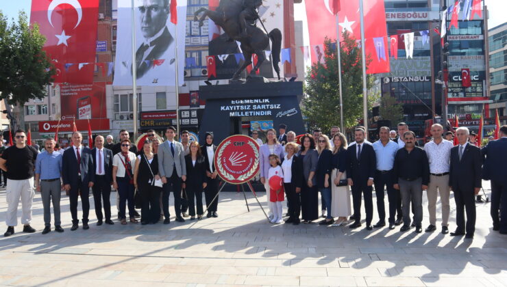 ATATÜRK ANITI’NA ÇELENK SUNULDU