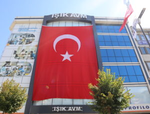 IŞIK AVM, DEV TÜRK BAYRAĞIYLA ZAFERİN COŞKUSUNA ORTAK OLDU