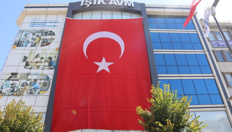 IŞIK AVM, DEV TÜRK BAYRAĞIYLA ZAFERİN COŞKUSUNA ORTAK OLDU