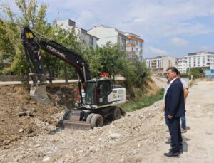 YOL, KALDIRIM VE DERE MENFEZ ÇALIŞMALARI SÜRÜYOR