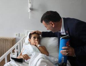 BAŞKAN ÇETİN, SÜNNET OLAN ÇOCUKLARI ZİYARET ETTİ