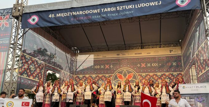 POLONYA’DA TÜRK BAYRAĞINI GURURLA DALGALANDIRDILAR