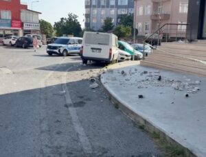 ŞİDDETLİ RÜZGAR ÇATIDAKİ MALZEMELERİ UÇURDU