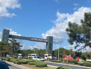 FRENİ BOŞALAN SERVİS, DİREĞE ÇARPTI