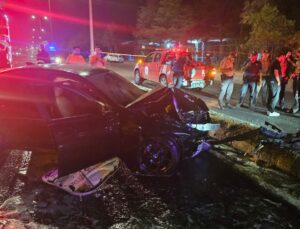 KONTROLDEN ÇIKAN ARAÇ DİREĞE ÇARPTI, 3 YARALI