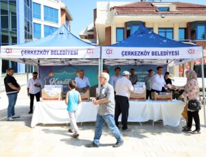 BELDİYE TARAFINDAN KANDİL SİMİDİ DAĞITILDI