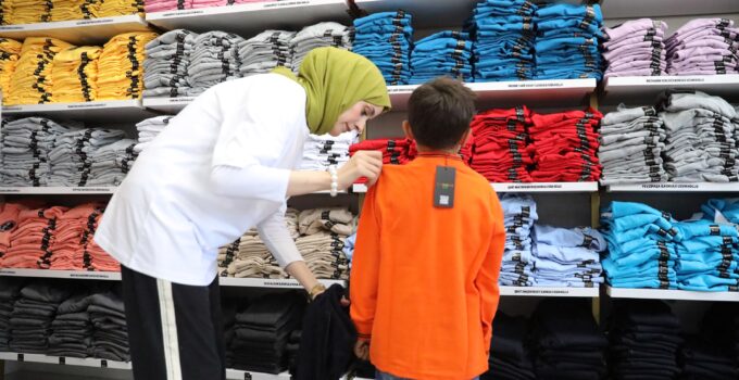 ÇERKEZKÖY BELEDİYESİ, BİN ÖĞRENCİYE KIYAFET DESTEĞİNDE BULUNDU