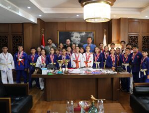 RAKİPLERİNE SAHAYI DAR EDEN JUDOCULARDAN AKAY’A ZİYARET