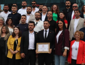 CHP İLÇE BAŞKANI SEDAT ÇOLAK MAZBATASINI ALDI