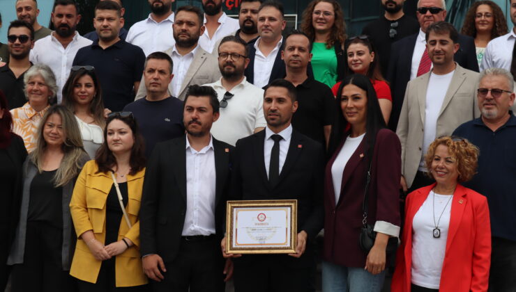 CHP İLÇE BAŞKANI SEDAT ÇOLAK MAZBATASINI ALDI