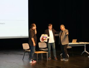 ÇOSB’DA “CANER YAZAR ÖZGÜR OYNAR” SAHNELENDİ