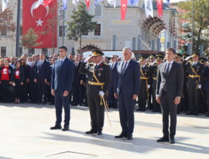 ATATÜRK ANITINA ÇELENK SUNULDU