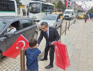 YENİDEN REFAH PARTİSİ’NDEN 1923 ADET TÜRK BAYRAĞI HEDİYESİ