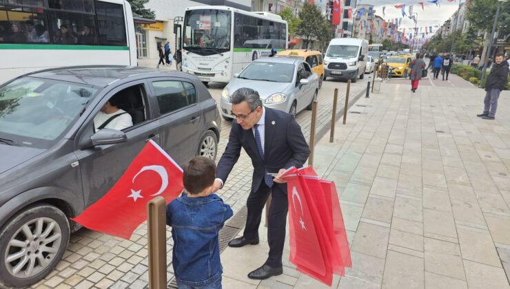 YENİDEN REFAH PARTİSİ’NDEN 1923 ADET TÜRK BAYRAĞI HEDİYESİ