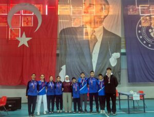 6 SPORCU KÜRSÜYE ÇIKTI