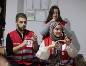 BÜYÜKŞEHİR’DEN KIZILAY GÖNÜLLÜLERİNE İŞARET DİLİ EĞİTİMİ
